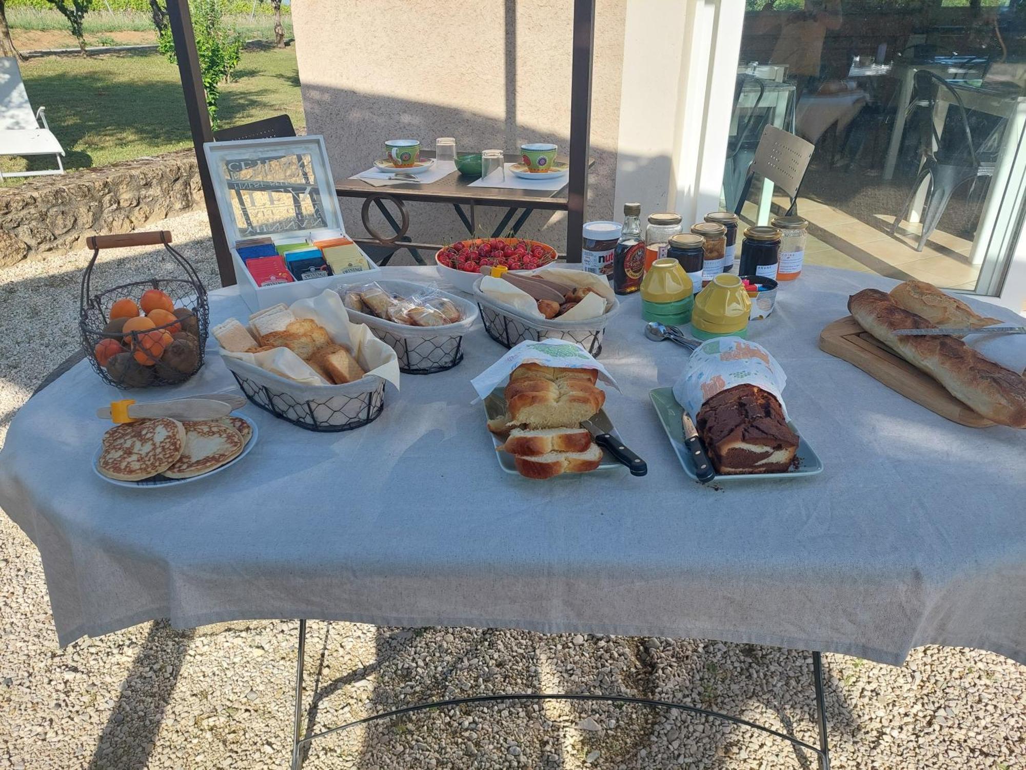 ホテル La Fanette Montbrison-sur-Lez エクステリア 写真